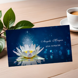 Carte De Visite Instructrice de yoga élégante au lotus blanc et bl
