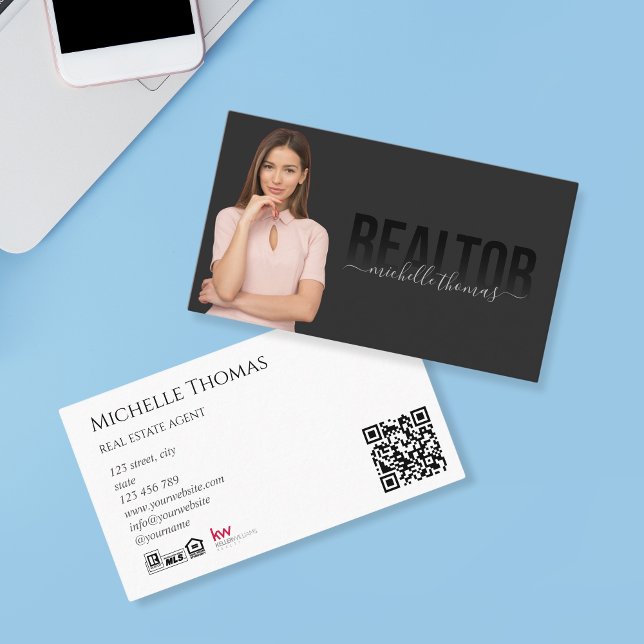 Carte De Visite Logo de l'agent immobilier Realtor Photo Code QR (modern realtor typography black )