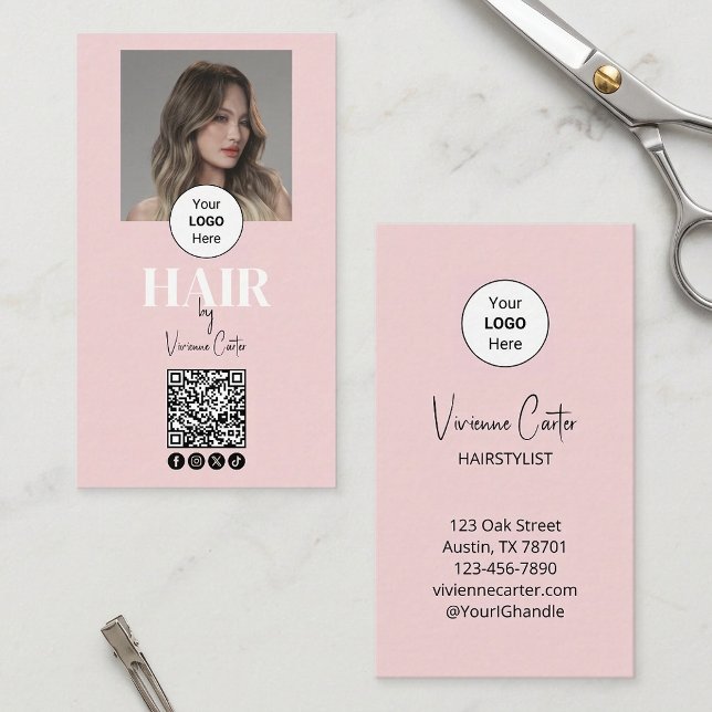Carte De Visite Logo de script rose poudré Code QR Photo Coiffeur (Blush Pink Script Logo QR Code Photo Hair Stylist Business Card)