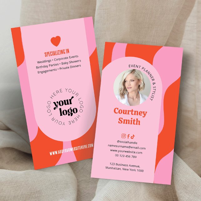 Carte De Visite Logo Retro tendance Pink & Red Event Planner Photo (Trendy pink and red business cards with photo and groovy fonts + arch background)