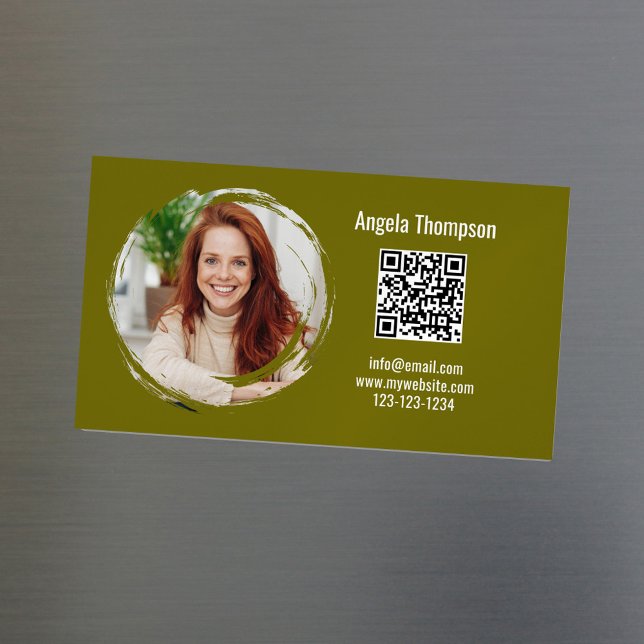 Carte De Visite Magnétique Code QR Photo Vert Moderne Magnétique  (Green photo magnetic business card with scannable QR code.)