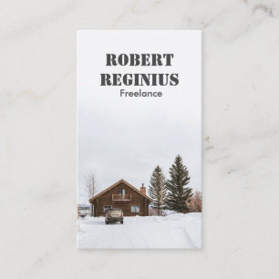 Carte De Visite maison en bois marron sur terrain recouvert de nei