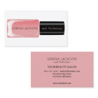 Manicuriste de vernis à ongles rose vif