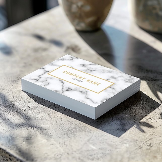 Carte De Visite Marbre de luxe effet or et blanc (White marble business card with gold name, minimalist black details, and gold frame.)