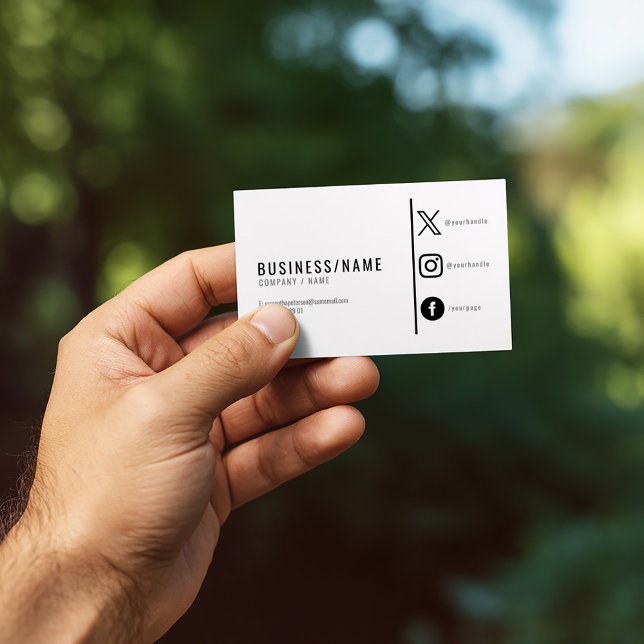 Carte De Visite Médias sociaux modernes en noir et blanc (Minimalist business card with bold text and social media icons.)