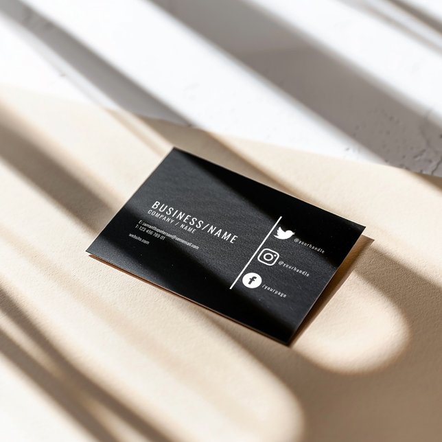 Carte De Visite Médias sociaux noir et blanc (Modern black and white business card with social media icons and minimalist layout.)