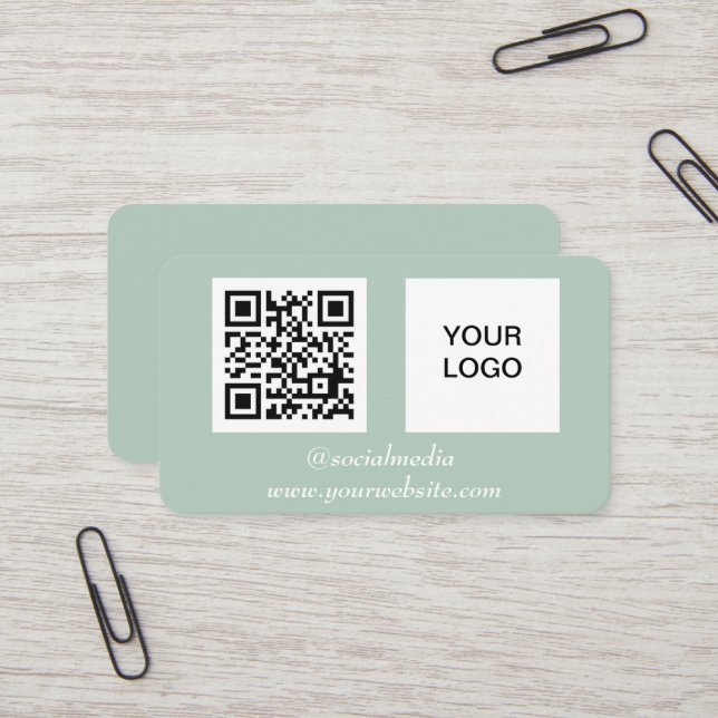 Carte De Visite Médias sociaux QR Code Sage Green Professionnel (Devant/Arrière en situation)