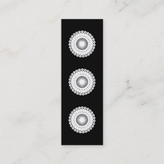 Carte De Visite Mini Napperon. Cercle blanc de dentelle. Sur le noir