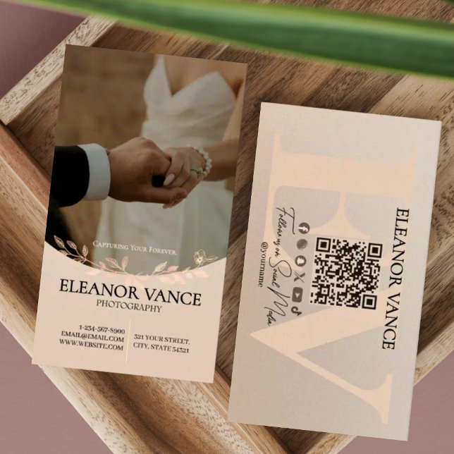 Carte De Visite Modern Professional Minimalist Monogrammed Logo (Créateur téléchargé)