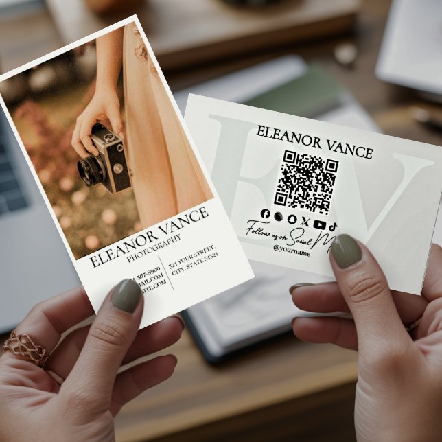 Carte De Visite Modern Professional Minimalist Monogrammed Logo (Créateur téléchargé)