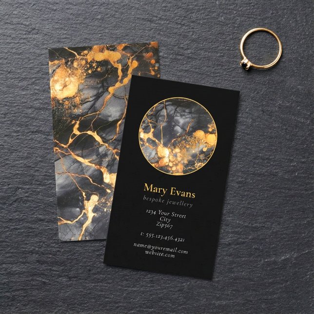 Carte de visite moderne à effet marbré noir et or (Black and gold marble effect modern business card.)