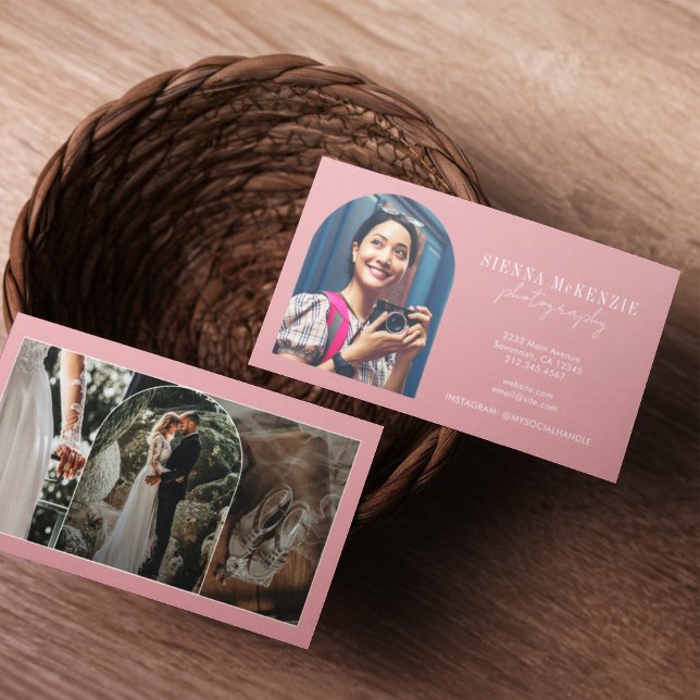 Carte De Visite Moderne Arch Script Photographie Professionnel (Two business cards in a woven basket on a wooden table. One card shows a smiling woman with a camera)
