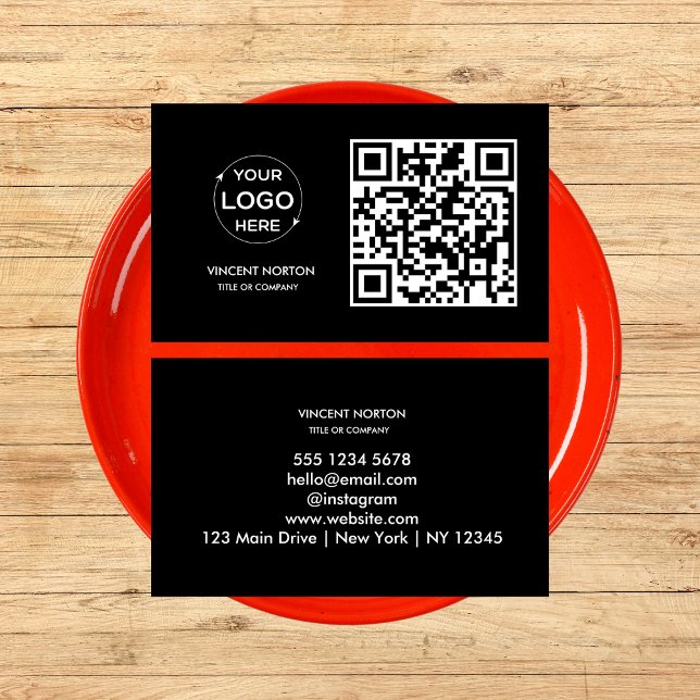 Carte de visite moderne avec code QR et logo perso (Modern Business Card with QR Code and Custom Logo in black background.)