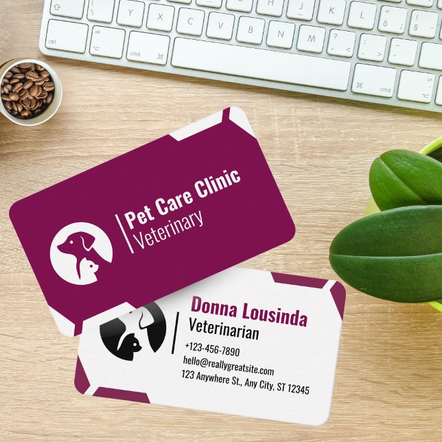 Carte de visite moderne violette pour clinique vét (Modern Purple Vet Clinic Business Card for Pet Care)