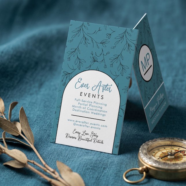 Carte De Visite Monogramme d'arche botanique élégant (Simulated business cards on table)
