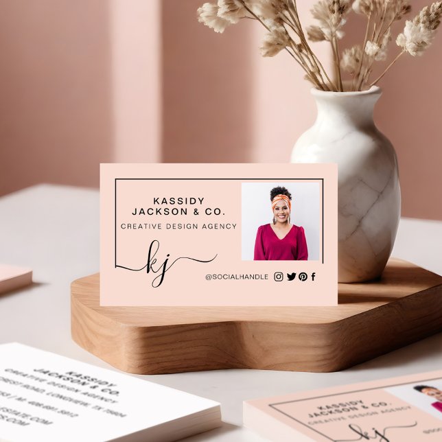 Carte De Visite Monogramme de script photo professionnel minimal é (Minimal Stylish Script Monogram Frame Photo Pink Business Card Front)