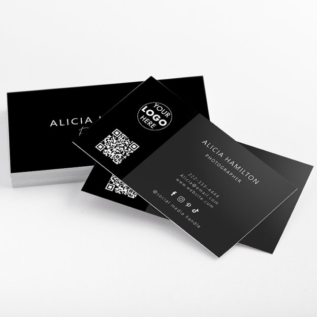 Carte De Visite Noir & Gras | Code et logo QR | Élégant, moderne (A sleek black minimalist business card design which features customisable QR Code & logo.)