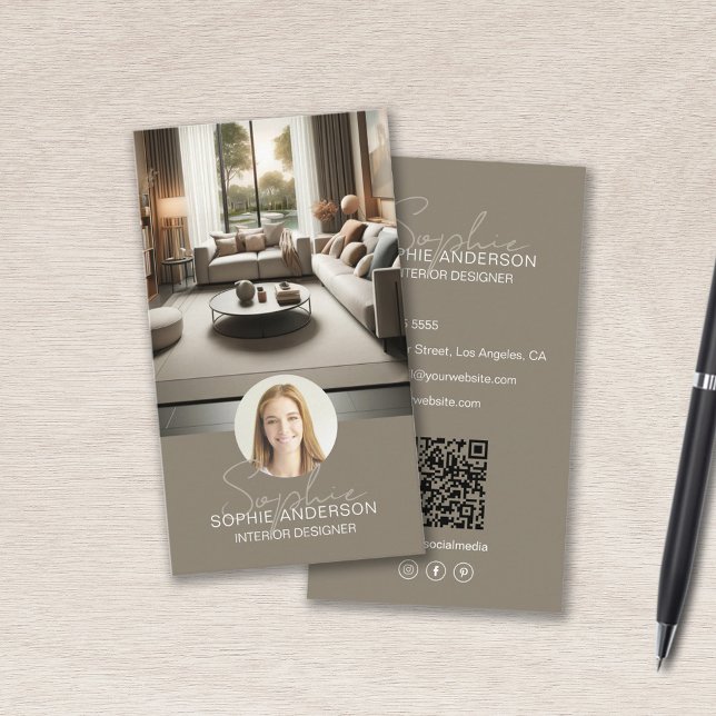 Carte De Visite Nom du script du concepteur d'intérieur Photo QR T (Interior Designer Script Name Photo QR Taupe Business Card)