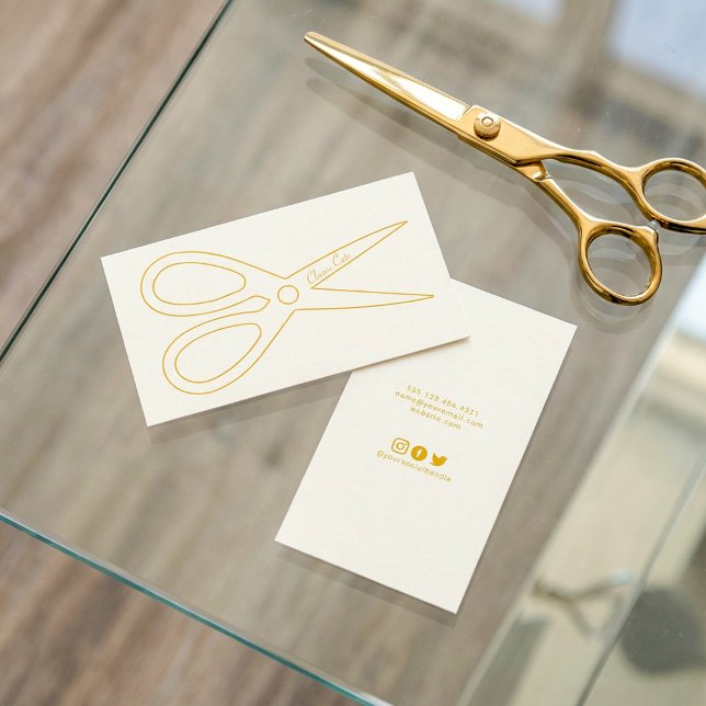 Carte De Visite Peaux de coiffure découpées avec logo ciseaux or (Mens barber hair cut with gold scissors logo business card.)