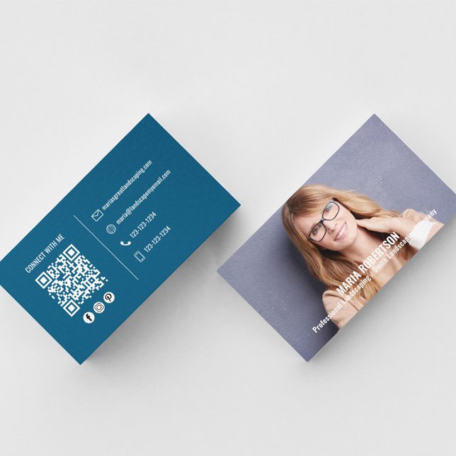 Carte De Visite Photo moderne Simple Bleu QR Code Médias sociaux (Simple and minimalist blue and white business card. )