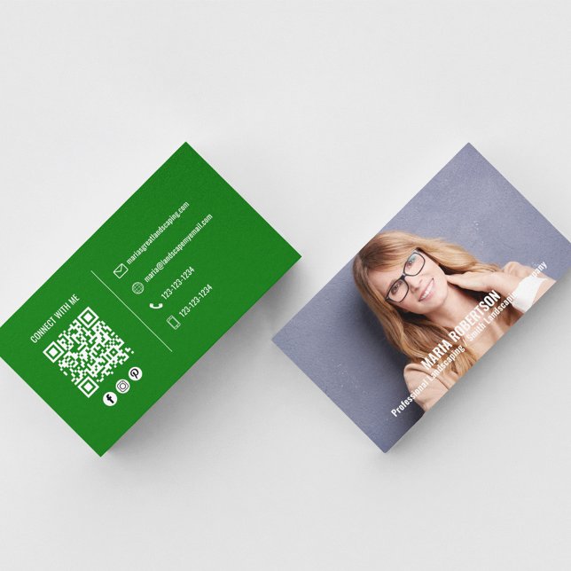 Carte De Visite Photo moderne Simple vert QR Code Social Media (Simple and minimalist green and white business card. )