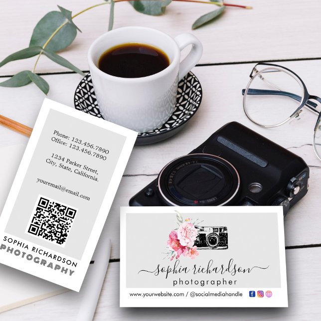 Carte De Visite Photographe de code QR de la caméra florale modern (Modern Floral Camera QR Code Photographer Business Card #zazzlemade #photographer #pinkandgray #chic)