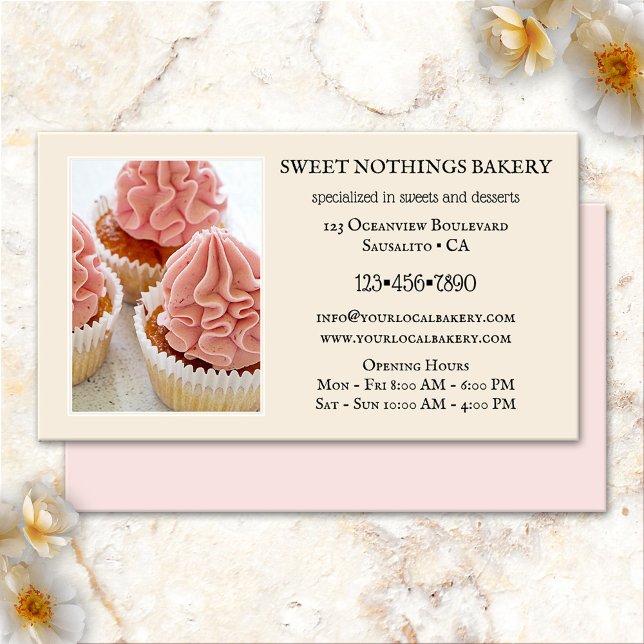 Carte de visite pour entreprise de traiteur de des (Business card featuring pink cupcakes on a cream caramel background - sweet cupcake bakery - dessert)