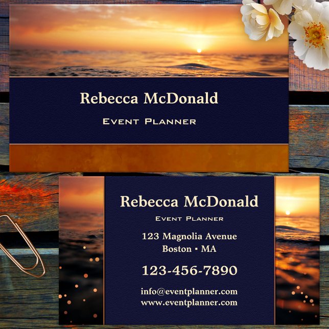 Carte de visite pour l'organisation d'événements d (Business card featuring a sunset at the ocean with light sparkles - event planner or wedding planner)