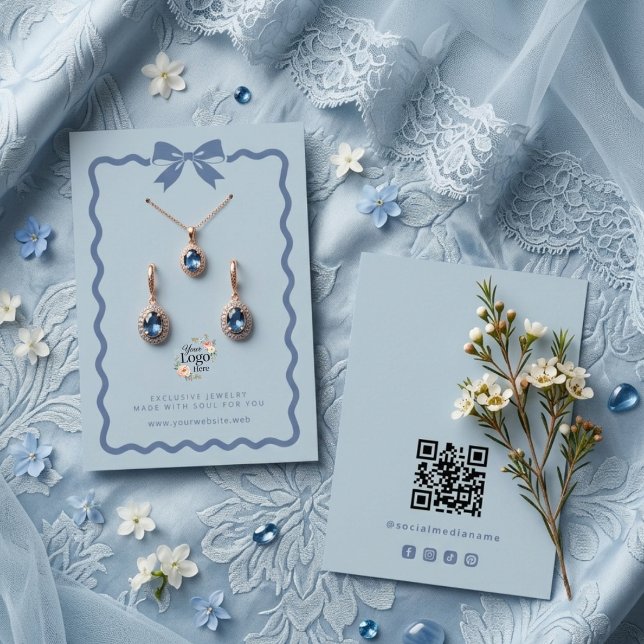 Carte De Visite Présentation de bijoux à nœud coquette TMF26 Bleu (Coquette Aesthetic Dusty Blue Jewelry Display Card Featuring Romantic Bow And Scalloped Frame.)