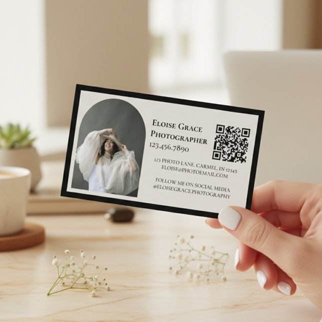 Carte de visite professionnelle avec logo noir et  (Market your photography business in style with this editorial business card!)