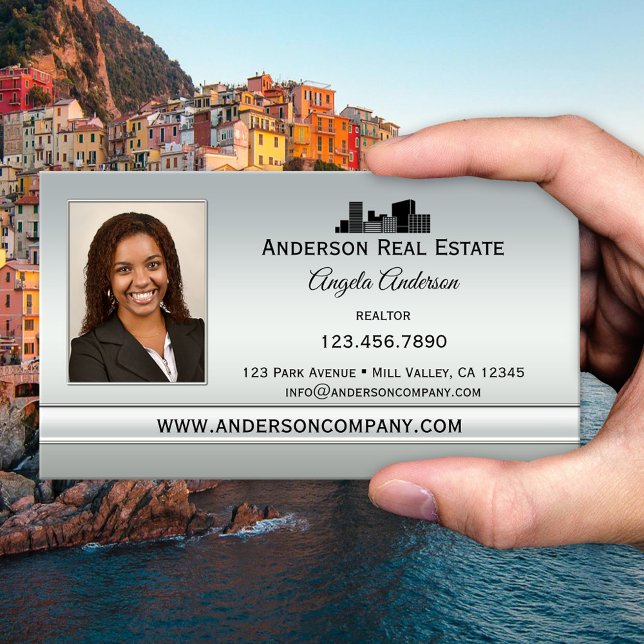 Carte de visite professionnelle élégante en argent (Business card featuring your own logo and photo on a silver printed background)