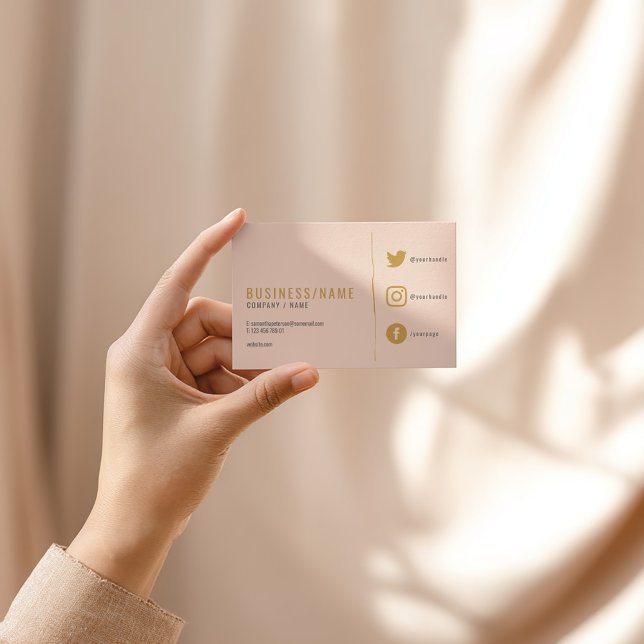 Carte de visite professionnelle sur les médias soc (Soft pink business card with bold gold text and social media icons)