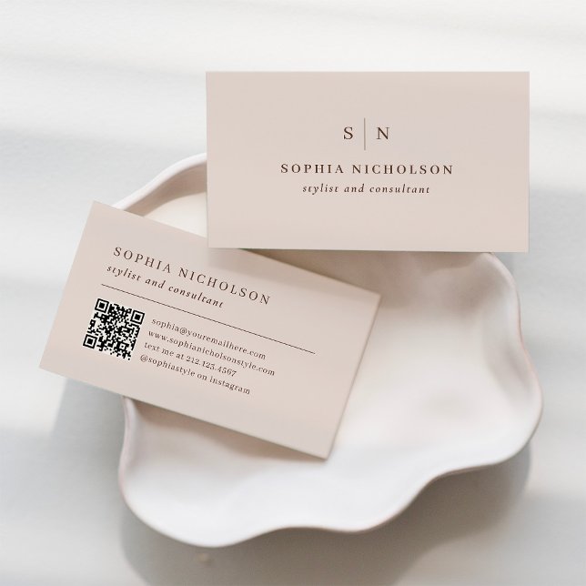 Carte De Visite Rose Pâle et Marron Neutres | Monogramme et Code Q (Créateur téléchargé)