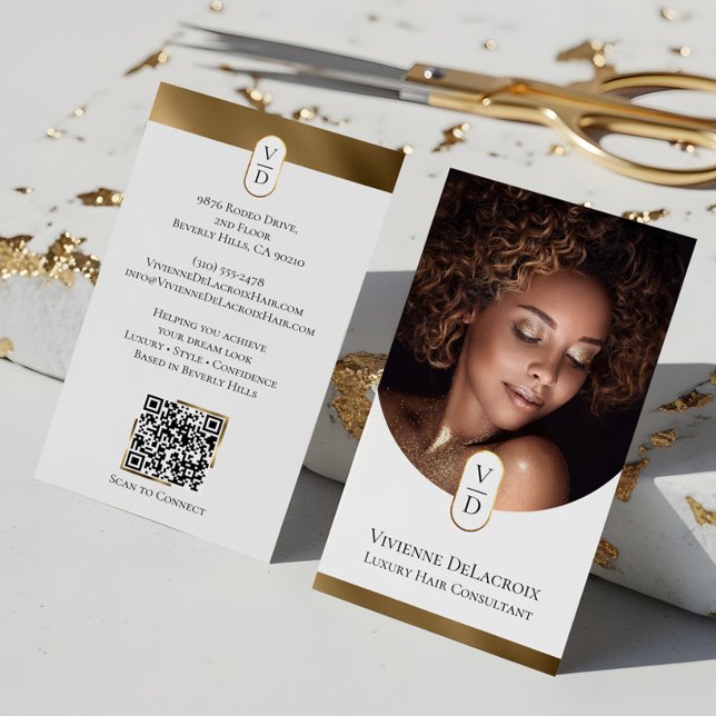 Carte De Visite Salon de coiffure Luxueux Moderne Monogramme Or (Luxury Modern Gold Monogram Hair Stylist Salon Business Card)