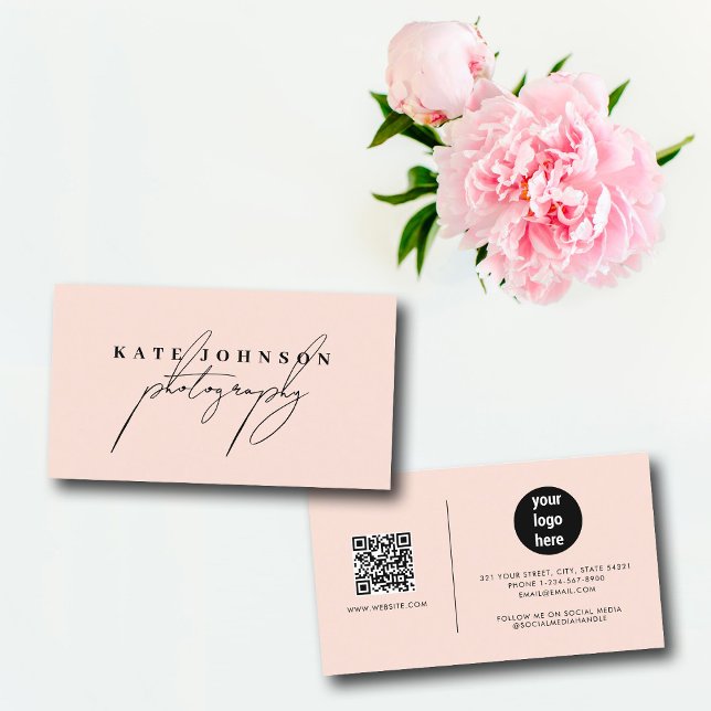 Carte De Visite Script de signature rose vif Code QR Médias sociau (Blush Pink Signature Script QR Code Social Media Business Card)