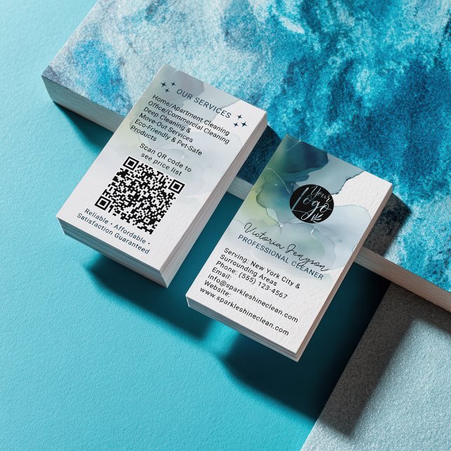 Carte De Visite Service de nettoyage à l'encre aquarelle bleue Cod (Blue Watercolor Ink Cleaning Service Maid QR Code Business Card)