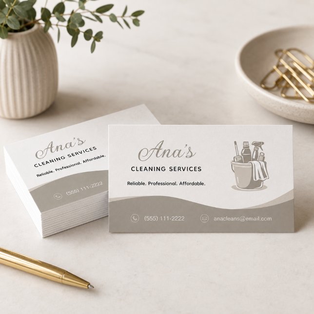 Carte De Visite Services de nettoyage de maison beige (House Cleaning Services Beige Business Card)