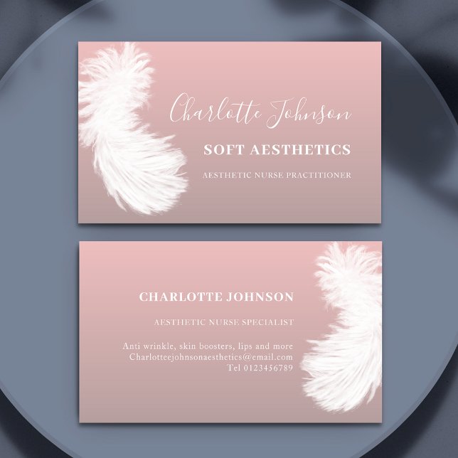 Carte De Visite Soins de la peau esthétique Nurse rose (Aesthetic nurse specialist skincare professional pink business card with feather artwork)