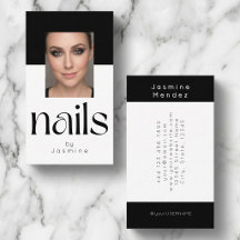 Spécialiste des ongles élégants en photo noir et b
