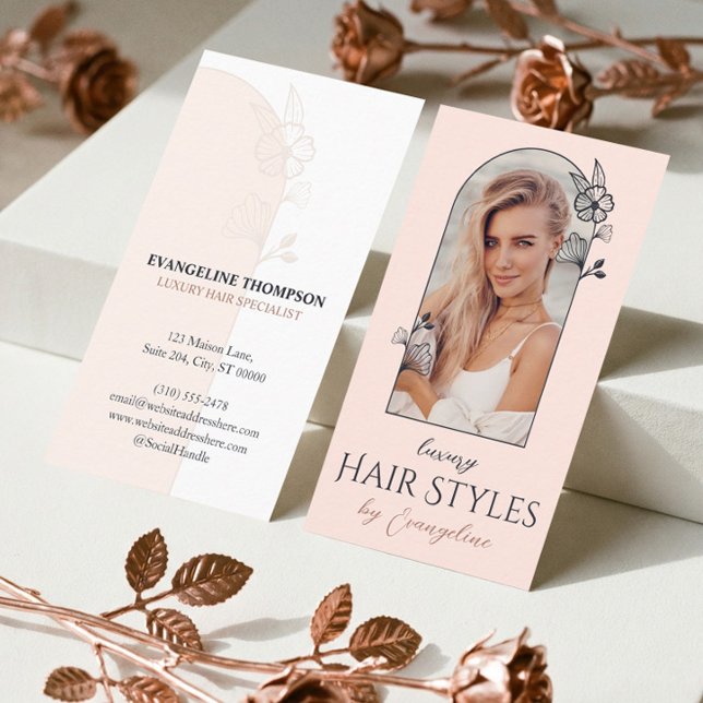 Carte De Visite Studio de coiffure moderne avec arche florale en r (Modern Hair Stylist Studio Floral Rose Arch Photo Business Card)