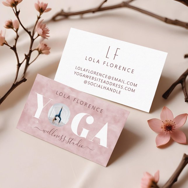 Carte De Visite Studio de yoga de luxe rose chic moderne minimalis (Modern Pink Watercolor YOGA Overlay Custom Photo Business Card)
