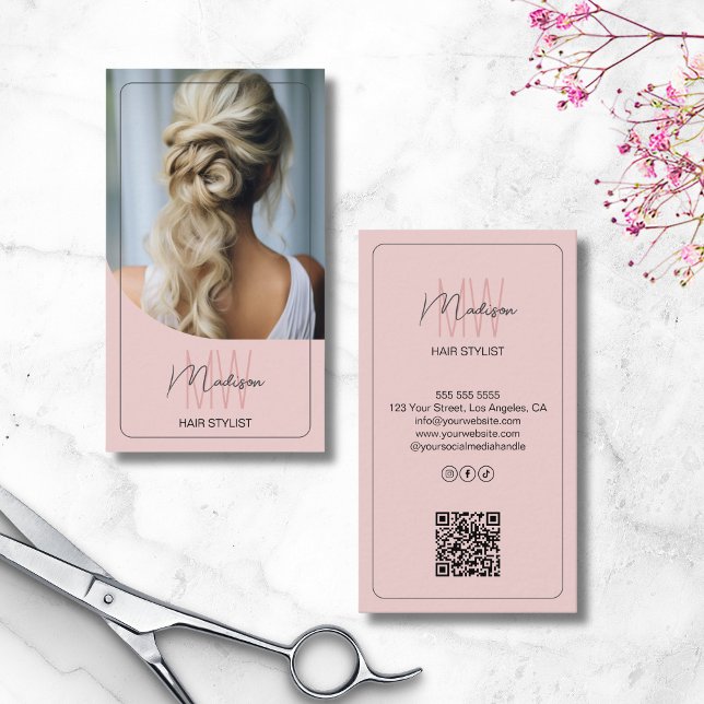 Carte De Visite Stylet de cheveux monogramme personnalisé QR rose (Custom Monogram Hair Stylist QR Pink Business Card)