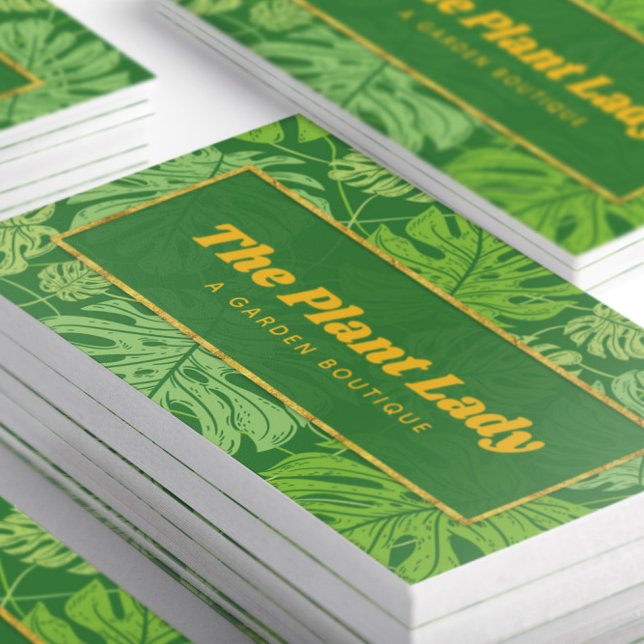 Carte De Visite Tropical Green et Gold Monstera Palm Feuilles (Close up stacked Tropical Green and Gold Monstera Palm Leaves Business Cards)