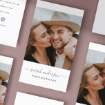 Carte De Visite Typographie Moderne de Script Photographie<br><div class="desc">Cartes de visite de photographie modernes et professionnelles comportant votre photo avec une typographie de script minimaliste tendance. Ajoutez vos coordonnées au verso. Comprend trois icônes de médias sociaux et un champ pour votre nom d'utilisateur.</div>