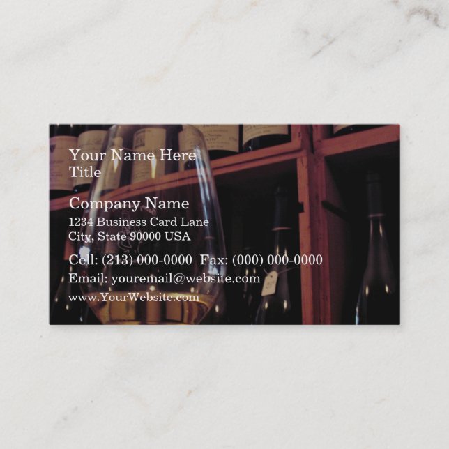 Carte De Visite Verre de vin avec des bouteilles à l'arrière-plan (Devant)