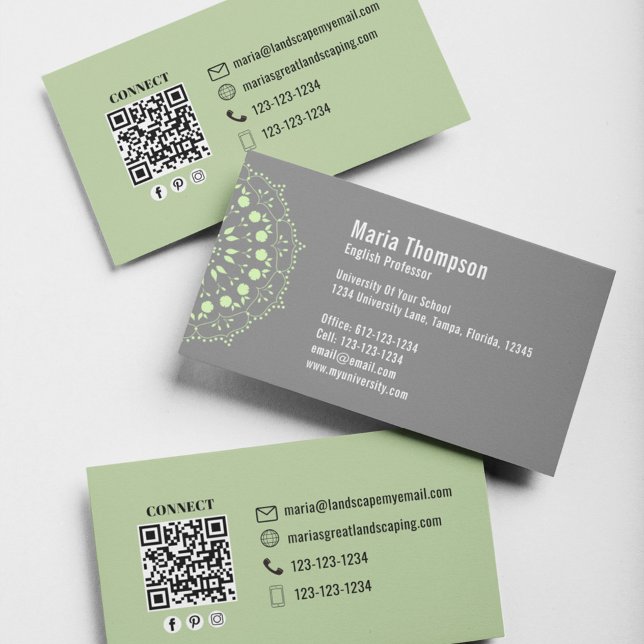 Carte de visite verte et grise chic et moderne ave (Business card with green and grey contemporary design. with a scannable QR code.)