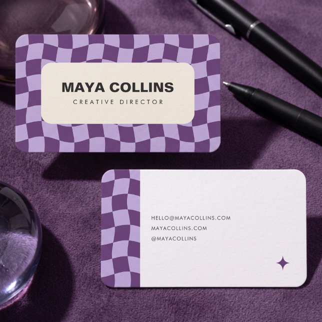 Carte De Visite Violet Ondulé À Carreaux Tendance (Simulated business cards on table)