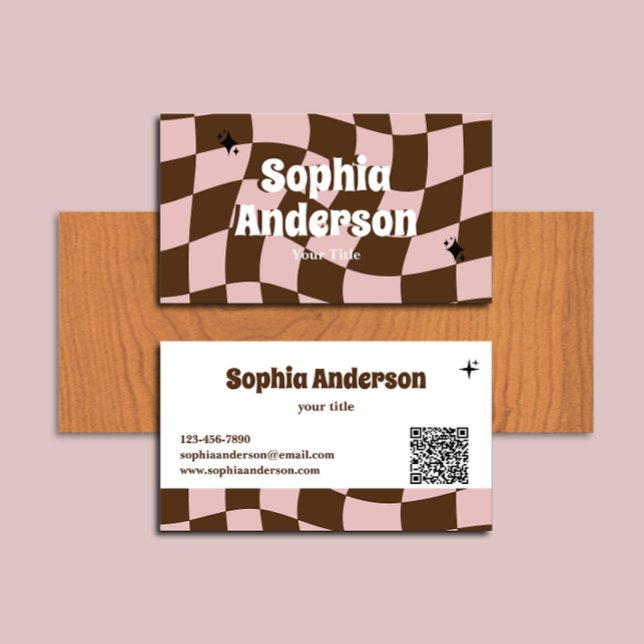 Carte De Visite Wavy Retro Pink & Brown Checker avec code QR (Créateur téléchargé)