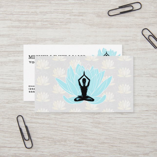 Carte De Visite Yoga Méditation | Motif de fleur de lotus bleu (Devant/Arrière en situation)
