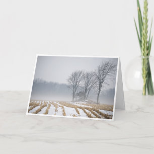 Carte de voeux brumeuse de paysage d'hiver